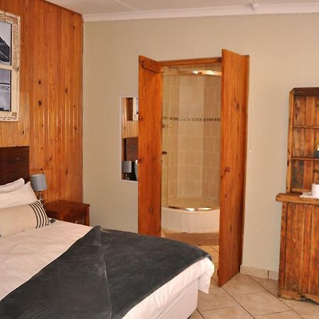 Lüderitz Obelix Guesthouse מראה חיצוני תמונה