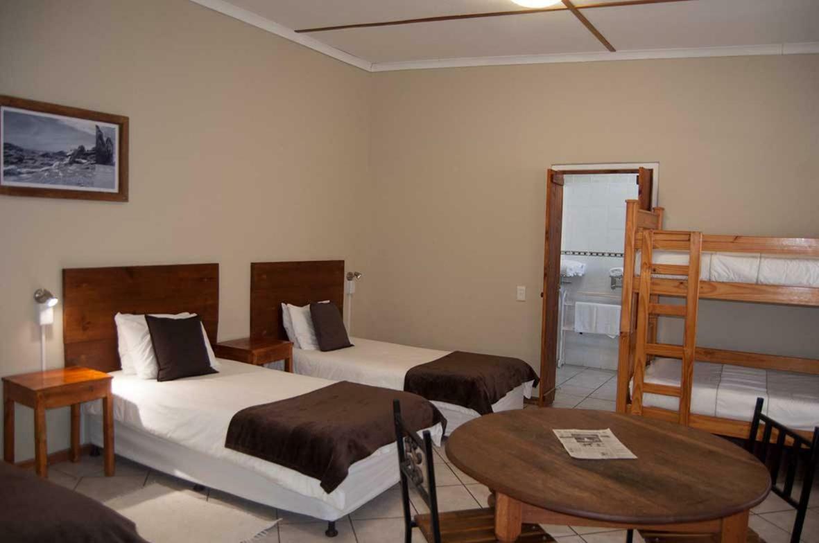 Lüderitz Obelix Guesthouse מראה חיצוני תמונה